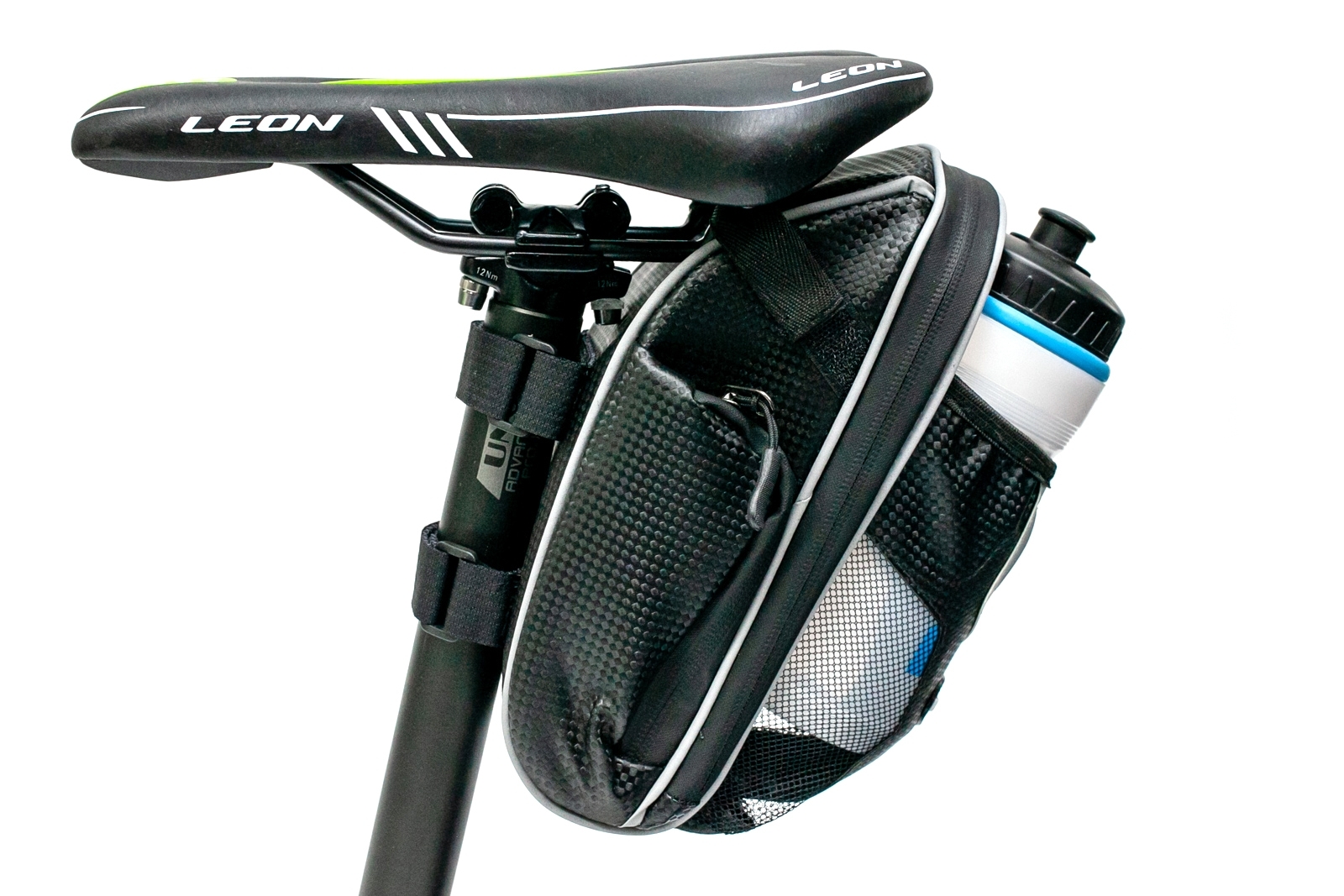 BIB-023-velosumka-pod-sedlo-s-otdelenie-pod-butyilku-chernyiy-s-belyim-BRAVVOS-AZ-400-2-7118-1980x1360