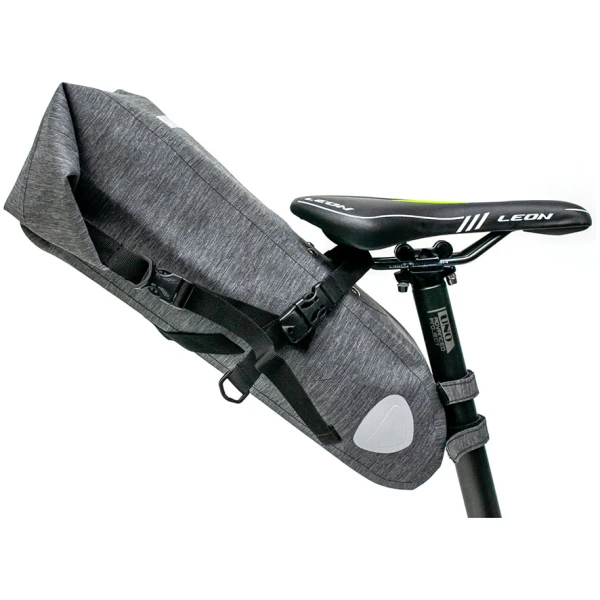 BIB-027-velosumka-baykpaking-pod-sedlo-62x14x14cm-seryiy-vodoottalk-BRAVVOS-A2-402-7173-1980x1360[1]