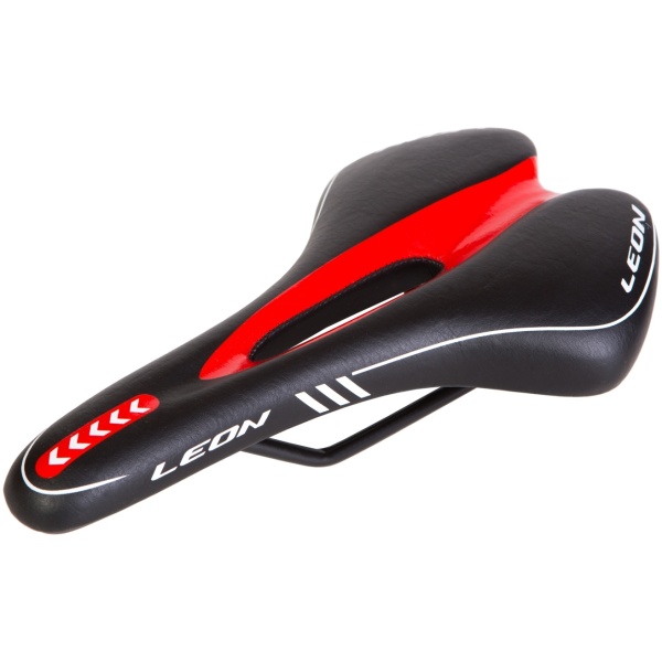 SAD-337-sedlo-s-otverstiem-sr-mo-273156-cherno-krasnyiy-K-San-YBT-K040-c-logo-LEON-2316-1980x1360