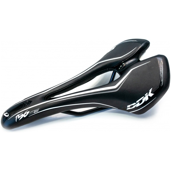 SAD-414-sedlo-velosipednoe-sportivnoe-DDK-R156-SE-275x139mm-s-otverstiem-chernoe-s-belyim-8348-1600x1200