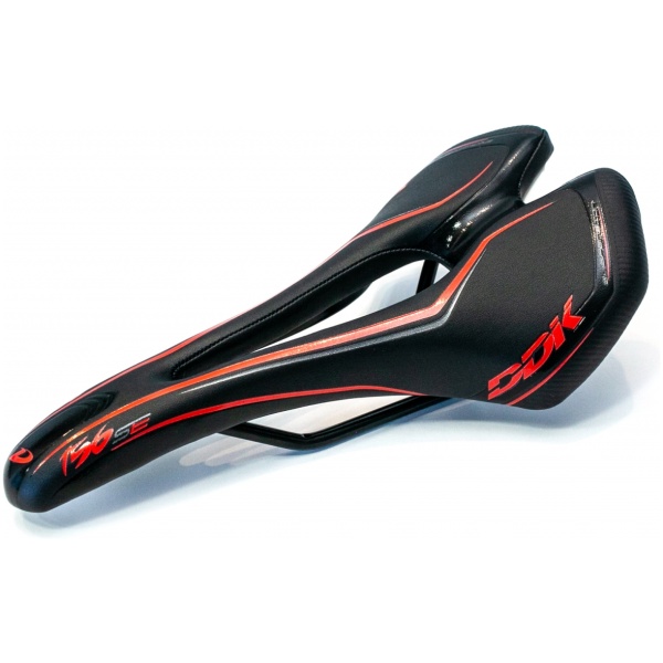 SAD-415-sedlo-velosipednoe-sportivnoe-DDK-R156-SE-275x139mm-relsyi-Cr-mo-s-otverstiem-chernoe-s-krasnyim-8354-1600x1200