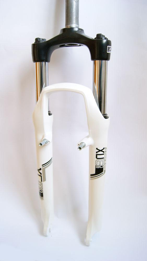 Вилка 26" Suntour XCM Disk/V-brake 1-1/8" біла (26-XCM-wt)