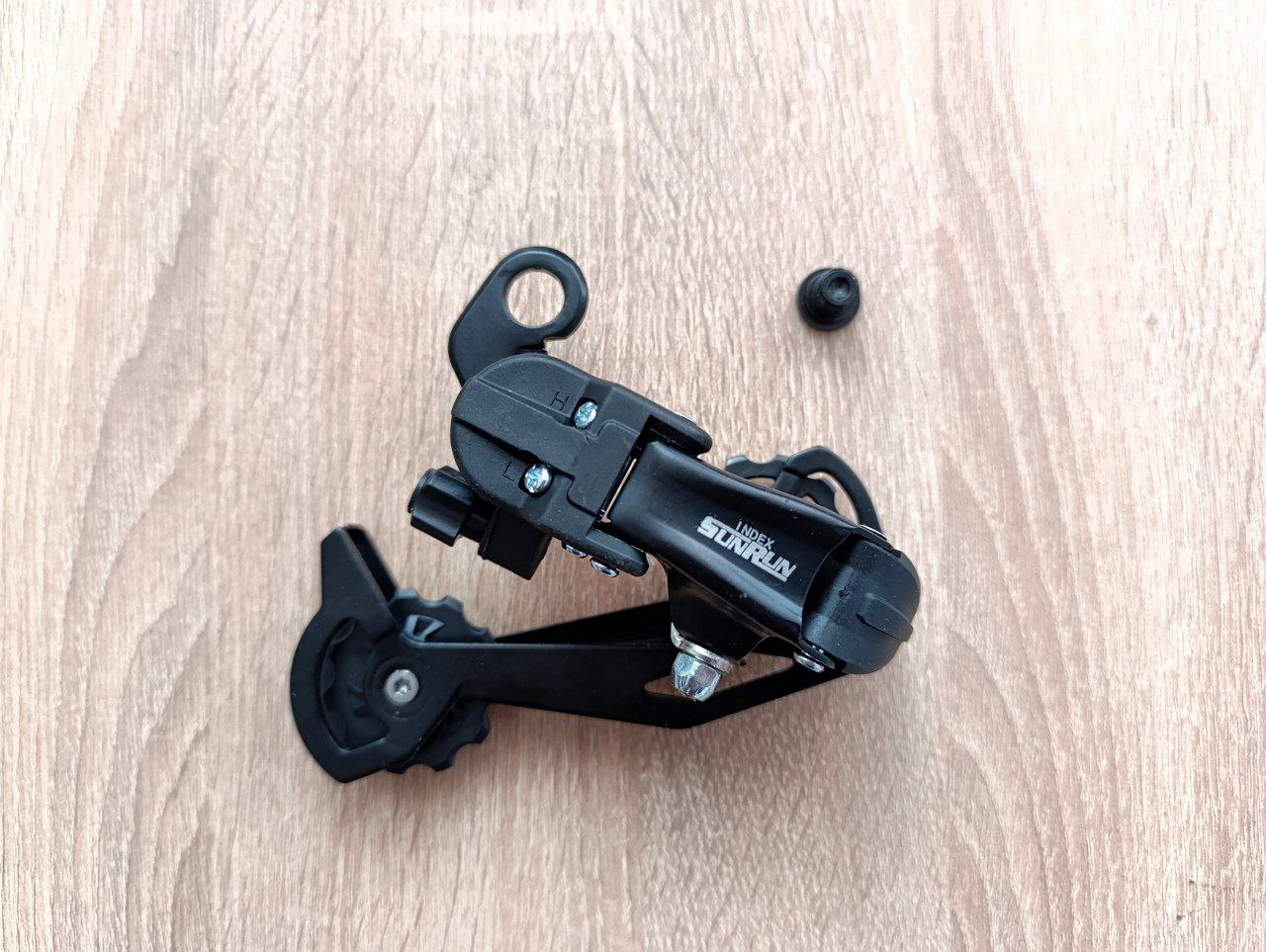 фото - Задній перемикач SUNRUN RD-HG27A під болт чорний