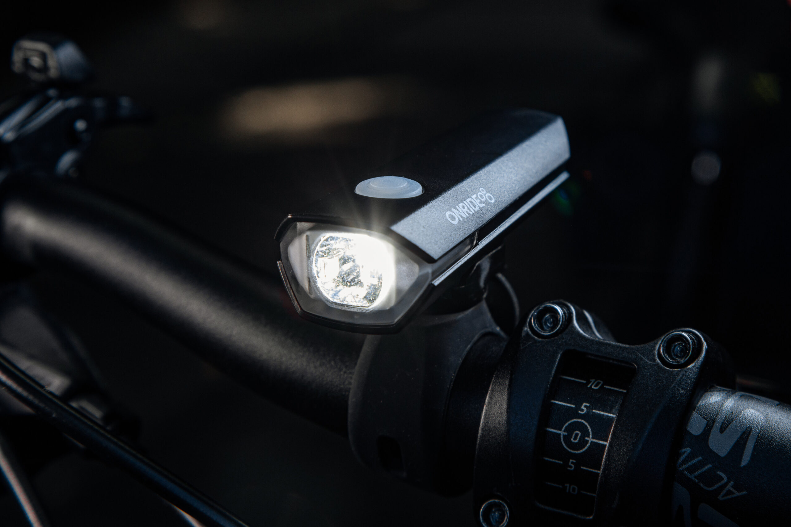 Велосипедна фара ONRIDE Rock 200 (200 lm, 900 mAh, Type-C)